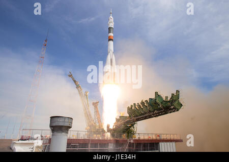 Baïkonour, Kazakhstan. Apr 20, 2017. Le vaisseau spatial russe Soyouz MS-04 décolle du cosmodrome de Baïkonour Pas de tir transportant 51 expédition vers la Station spatiale internationale le 20 avril 2017 à Baïkonour, au Kazakhstan. Le cosmonaute russe Fyodor Yurchikhin et l'astronaute américain Jack Fischer commencer un quatre mois et demi de mission sur le laboratoire orbital. Credit : Planetpix/Alamy Live News Banque D'Images