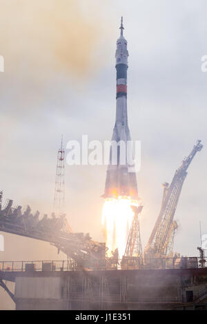 Baïkonour, Kazakhstan. Apr 20, 2017. Le vaisseau spatial russe Soyouz MS-04 décolle du cosmodrome de Baïkonour Pas de tir transportant 51 expédition vers la Station spatiale internationale le 20 avril 2017 à Baïkonour, au Kazakhstan. Le cosmonaute russe Fyodor Yurchikhin et l'astronaute américain Jack Fischer commencer un quatre mois et demi de mission sur le laboratoire orbital. Credit : Planetpix/Alamy Live News Banque D'Images