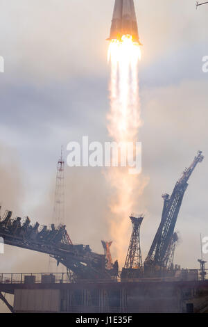 Baïkonour, Kazakhstan. Apr 20, 2017. Le vaisseau spatial russe Soyouz MS-04 décolle du cosmodrome de Baïkonour Pas de tir transportant 51 expédition vers la Station spatiale internationale le 20 avril 2017 à Baïkonour, au Kazakhstan. Le cosmonaute russe Fyodor Yurchikhin et l'astronaute américain Jack Fischer commencer un quatre mois et demi de mission sur le laboratoire orbital. Credit : Planetpix/Alamy Live News Banque D'Images