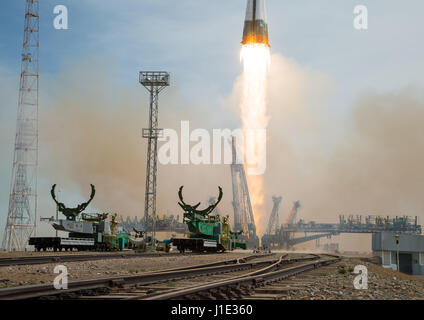 Baïkonour, Kazakhstan. Apr 20, 2017. Le vaisseau spatial russe Soyouz MS-04 décolle du cosmodrome de Baïkonour Pas de tir transportant 51 expédition vers la Station spatiale internationale le 20 avril 2017 à Baïkonour, au Kazakhstan. Le cosmonaute russe Fyodor Yurchikhin et l'astronaute américain Jack Fischer commencer un quatre mois et demi de mission sur le laboratoire orbital. Credit : Planetpix/Alamy Live News Banque D'Images