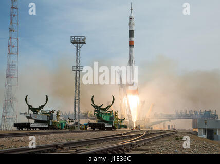 Baïkonour, Kazakhstan. Apr 20, 2017. Le vaisseau spatial russe Soyouz MS-04 décolle du cosmodrome de Baïkonour Pas de tir transportant 51 expédition vers la Station spatiale internationale le 20 avril 2017 à Baïkonour, au Kazakhstan. Le cosmonaute russe Fyodor Yurchikhin et l'astronaute américain Jack Fischer commencer un quatre mois et demi de mission sur le laboratoire orbital. Credit : Planetpix/Alamy Live News Banque D'Images