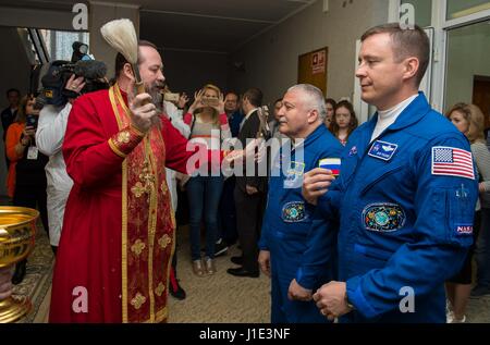 Baïkonour, Kazakhstan. Apr 20, 2017. Le cosmonaute russe Fyodor Yurchikhin, centre, reçoit la bénédiction traditionnelle d'un prêtre orthodoxe, en tant que partenaire de l'équipage de l'astronaute américain Jack Fischer, droite, regarde à le cosmonaute hôtel avant d'embarquer sur le vaisseau russe Soyouz MS-04 au cosmodrome de Baïkonour le 19 avril 2017 à Baïkonour, au Kazakhstan. Les deux membres d'Expedition 51 commencer un quatre mois et demi de mission vers la Station spatiale internationale. Credit : Planetpix/Alamy Live News Banque D'Images