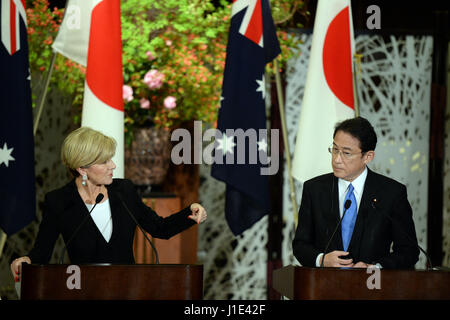 Tokyo, Japon. Apr 20, 2017. Le Ministre japonais des affaires étrangères Fumio Kishida (R) et le Ministre des affaires étrangères de l'Australie Julie Bishop assister à une conférence de presse conjointe à Tokyo, Japon, le 20 avril 2017. Credit : Ma Ping/Xinhua/Alamy Live News Banque D'Images