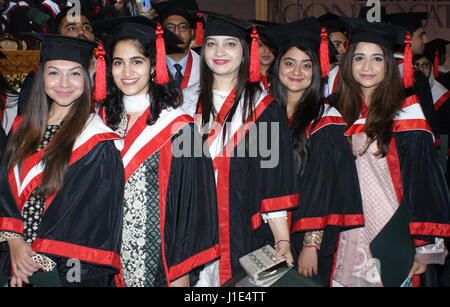 Les élèves posant pour photographier au cours de 14e convocation annuelle de Ziauddin Medical University, organisée à Karachi Expo Centre jeudi, 20 avril 2017. Banque D'Images