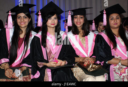 Les élèves posant pour photographier au cours de 14e convocation annuelle de Ziauddin Medical University, organisée à Karachi Expo Centre jeudi, 20 avril 2017. Banque D'Images