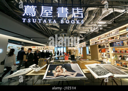 Ginza 6 ouvre ses portes au public le 20 avril 2017, Tokyo, Japon. Construite sur le terrain autrefois occupé par le grand magasin Matsuzakaya Ginza, Six est le plus grand complexe commercial à Ginza, l'un des plus luxueux quartiers de Tokyo. Le bâtiment a 13 étages au-dessus du sol et 6 métro et héberge 241 magasins, y compris les magasins phare haut de gamme pour des marques telles que Céline, Dior et Fendi, un étage de l'alimentation, des restaurants et des bureaux. Credit : Rodrigo Reyes Marin/AFLO/Alamy Live News Banque D'Images