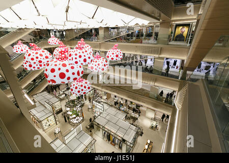 Ginza 6 ouvre ses portes au public le 20 avril 2017, Tokyo, Japon. Construite sur le terrain autrefois occupé par le grand magasin Matsuzakaya Ginza, Six est le plus grand complexe commercial à Ginza, l'un des plus luxueux quartiers de Tokyo. Le bâtiment a 13 étages au-dessus du sol et 6 métro et héberge 241 magasins, y compris les magasins phare haut de gamme pour des marques telles que Céline, Dior et Fendi, un étage de l'alimentation, des restaurants et des bureaux. Credit : Rodrigo Reyes Marin/AFLO/Alamy Live News Banque D'Images