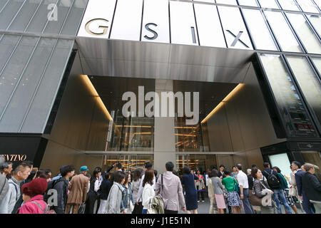 Ginza 6 ouvre ses portes au public le 20 avril 2017, Tokyo, Japon. Construite sur le terrain autrefois occupé par le grand magasin Matsuzakaya Ginza, Six est le plus grand complexe commercial à Ginza, l'un des plus luxueux quartiers de Tokyo. Le bâtiment a 13 étages au-dessus du sol et 6 métro et héberge 241 magasins, y compris les magasins phare haut de gamme pour des marques telles que Céline, Dior et Fendi, un étage de l'alimentation, des restaurants et des bureaux. Credit : Rodrigo Reyes Marin/AFLO/Alamy Live News Banque D'Images