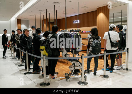 Ginza 6 ouvre ses portes au public le 20 avril 2017, Tokyo, Japon. Construite sur le terrain autrefois occupé par le grand magasin Matsuzakaya Ginza, Six est le plus grand complexe commercial à Ginza, l'un des plus luxueux quartiers de Tokyo. Le bâtiment a 13 étages au-dessus du sol et 6 métro et héberge 241 magasins, y compris les magasins phare haut de gamme pour des marques telles que Céline, Dior et Fendi, un étage de l'alimentation, des restaurants et des bureaux. Credit : Rodrigo Reyes Marin/AFLO/Alamy Live News Banque D'Images