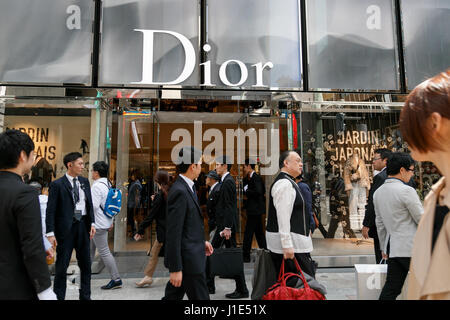 Ginza 6 ouvre ses portes au public le 20 avril 2017, Tokyo, Japon. Construite sur le terrain autrefois occupé par le grand magasin Matsuzakaya Ginza, Six est le plus grand complexe commercial à Ginza, l'un des plus luxueux quartiers de Tokyo. Le bâtiment a 13 étages au-dessus du sol et 6 métro et héberge 241 magasins, y compris les magasins phare haut de gamme pour des marques telles que Céline, Dior et Fendi, un étage de l'alimentation, des restaurants et des bureaux. Credit : Rodrigo Reyes Marin/AFLO/Alamy Live News Banque D'Images