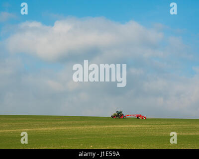 Winterbourne Abbas, Dorset, UK. Apr 20, 2017. Un agriculteur utilise un rouleau énorme derrière un tracteur à rouleau un grand champ dans west Dorset sur une journée ensoleillée. © DTNews/Alamy vivre Banque D'Images