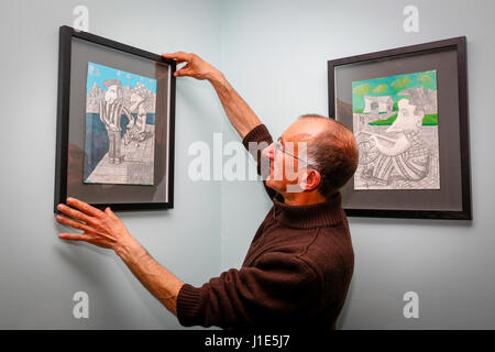 Glasgow, Ecosse, Royaume-Uni. 20 avril, 2017. Tom Brown, bien connu dans le centre-ville de Glasgow comme le cycliste pousse-pousse en tenant les touristes et les habitants autour, est aussi un artiste accompli et il organise sa 2e exposition de dessins dessins dans la galerie 'Foodfillas cafe' dans la rue Sauchiehall Street, Glasgow.L'exposition, intitulée "Les mendiants, les amuseurs publics, Blaggers et bouffons' est une collection de personnages de dessins animés basés sur ses expériences et observations du chaos de Glasgow street life cycles alors qu'il sur la ville. Credit : Findlay/Alamy Live News Banque D'Images