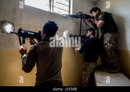 La province de Ninive, Mossoul, en Irak. Apr 19, 2017. Des soldats iraquiens s'attaquent à des postes d'ISIS dans le quartier Al Thawra. À l'ouest de Mossoul, Irak. Crédit : Gabriel Romero/ZUMA/Alamy Fil Live News Banque D'Images