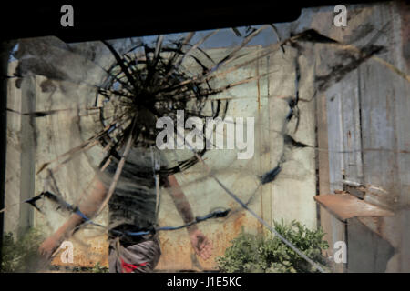 La province de Ninive, Mossoul, en Irak. Apr 19, 2017. La vue à travers la balle en éclats de verre balistique d'un Humvee. À l'ouest de Mossoul, Irak. Crédit : Gabriel Romero/ZUMA/Alamy Fil Live News Banque D'Images