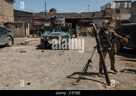 La province de Ninive, Mossoul, en Irak. Apr 19, 2017. Un soldat irakien de forêt un mortier à ISIS. À l'ouest de Mossoul, Irak. Crédit : Gabriel Romero/ZUMA/Alamy Fil Live News Banque D'Images