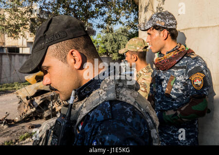 La province de Ninive, Mossoul, en Irak. Apr 19, 2017. Les forces iraquiennes à attendre un tireur d'ISIS dans le quartier Al Thawra. À l'ouest de Mossoul, Irak. Crédit : Gabriel Romero/ZUMA/Alamy Fil Live News Banque D'Images