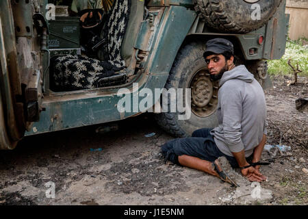 La province de Ninive, Mossoul, en Irak. Apr 19, 2017. ISIS fighter Hassan Falah est capturé par les forces iraquiennes dans le quartier Al Thawra. À l'ouest de Mossoul, Irak. Crédit : Gabriel Romero/ZUMA/Alamy Fil Live News Banque D'Images