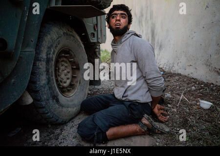 La province de Ninive, Mossoul, en Irak. Apr 19, 2017. ISIS fighter Hassan Falah est capturé par les forces iraquiennes dans le quartier Al Thawra. À l'ouest de Mossoul, Irak. Crédit : Gabriel Romero/ZUMA/Alamy Fil Live News Banque D'Images