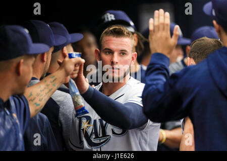 Saint Petersburg, Florida, USA. Apr 20, 2017. Vous VRAGOVIC | fois.Rays de Tampa Bay l'arrêt-court Daniel Robertson (29) dans l'étang après avoir marqué sur la droite par triple fielder Steven Souza Jr. (20) dans la deuxième manche du match entre les Tigers de Detroit et les Rays de Tampa Bay au Tropicana Field à Saint-Pétersbourg, en Floride le Jeudi, Avril 20, 2017. Credit : Vragovic/Tampa Bay Times/ZUMA/Alamy Fil Live News Banque D'Images