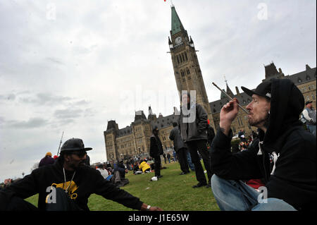 Ottawa, Canada. Apr 20, 2017. Canada, Ottawa, le 20 avril 2017, la fumée de la marijuana sur la Colline du Parlement à Ottawa pour célébrer la Journée internationale pour le cannabis sur la Colline du Parlement à Ottawa, Canada le 20 avril 2017. Crédit photo : KADRI Mohamed : imagespic/Alamy Live News Banque D'Images