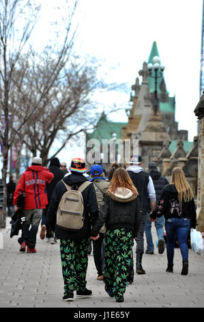 Ottawa, Canada. Apr 20, 2017. Canada, Ottawa, le 20 avril 2017, la fumée de la marijuana sur la Colline du Parlement à Ottawa pour célébrer la Journée internationale pour le cannabis sur la Colline du Parlement à Ottawa, Canada le 20 avril 2017. Crédit photo : KADRI Mohamed : imagespic/Alamy Live News Banque D'Images