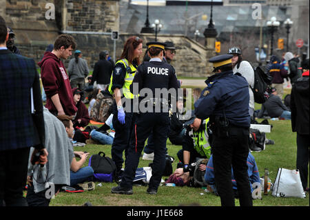 Ottawa, Canada. Apr 20, 2017. Canada, Ottawa, le 20 avril 2017, la fumée de la marijuana sur la Colline du Parlement à Ottawa pour célébrer la Journée internationale pour le cannabis sur la Colline du Parlement à Ottawa, Canada le 20 avril 2017. Crédit photo : KADRI Mohamed : imagespic/Alamy Live News Banque D'Images