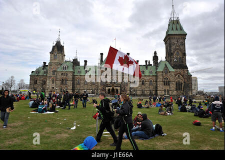 Ottawa, Canada. Apr 20, 2017. Canada, Ottawa, le 20 avril 2017, la fumée de la marijuana sur la Colline du Parlement à Ottawa pour célébrer la Journée internationale pour le cannabis sur la Colline du Parlement à Ottawa, Canada le 20 avril 2017. Crédit photo : KADRI Mohamed : imagespic/Alamy Live News Banque D'Images