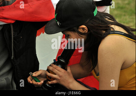 Ottawa, Canada. Apr 20, 2017. Canada, Ottawa, le 20 avril 2017, la fumée de la marijuana sur la Colline du Parlement à Ottawa pour célébrer la Journée internationale pour le cannabis sur la Colline du Parlement à Ottawa, Canada le 20 avril 2017. Crédit photo : KADRI Mohamed : imagespic/Alamy Live News Banque D'Images