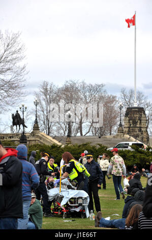 Ottawa, Canada. Apr 20, 2017. Canada, Ottawa, le 20 avril 2017, la fumée de la marijuana sur la Colline du Parlement à Ottawa pour célébrer la Journée internationale pour le cannabis sur la Colline du Parlement à Ottawa, Canada le 20 avril 2017. Crédit photo : KADRI Mohamed : imagespic/Alamy Live News Banque D'Images