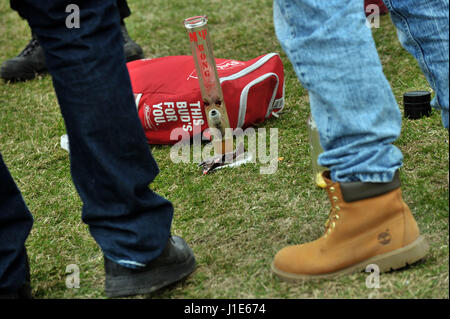 Ottawa, Canada. Apr 20, 2017. Canada, Ottawa, le 20 avril 2017, la fumée de la marijuana sur la Colline du Parlement à Ottawa pour célébrer la Journée internationale pour le cannabis sur la Colline du Parlement à Ottawa, Canada le 20 avril 2017. Crédit photo : KADRI Mohamed : imagespic/Alamy Live News Banque D'Images