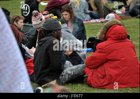 Ottawa, Canada. Apr 20, 2017. Canada, Ottawa, le 20 avril 2017, la fumée de la marijuana sur la Colline du Parlement à Ottawa pour célébrer la Journée internationale pour le cannabis sur la Colline du Parlement à Ottawa, Canada le 20 avril 2017. Crédit photo : KADRI Mohamed : imagespic/Alamy Live News Banque D'Images