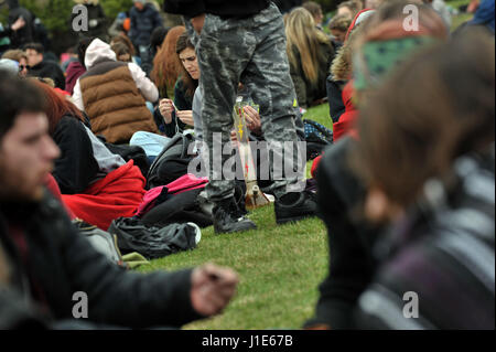 Ottawa, Canada. Apr 20, 2017. Canada, Ottawa, le 20 avril 2017, la fumée de la marijuana sur la Colline du Parlement à Ottawa pour célébrer la Journée internationale pour le cannabis sur la Colline du Parlement à Ottawa, Canada le 20 avril 2017. Crédit photo : KADRI Mohamed : imagespic/Alamy Live News Banque D'Images