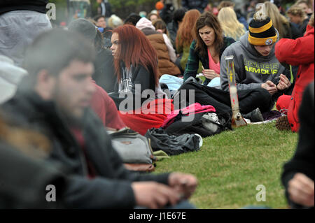 Ottawa, Canada. Apr 20, 2017. Canada, Ottawa, le 20 avril 2017, la fumée de la marijuana sur la Colline du Parlement à Ottawa pour célébrer la Journée internationale pour le cannabis sur la Colline du Parlement à Ottawa, Canada le 20 avril 2017. Crédit photo : KADRI Mohamed : imagespic/Alamy Live News Banque D'Images