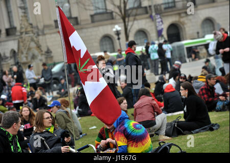 Ottawa, Canada. Apr 20, 2017. Canada, Ottawa, le 20 avril 2017, la fumée de la marijuana sur la Colline du Parlement à Ottawa pour célébrer la Journée internationale pour le cannabis sur la Colline du Parlement à Ottawa, Canada le 20 avril 2017. Crédit photo : KADRI Mohamed : imagespic/Alamy Live News Banque D'Images