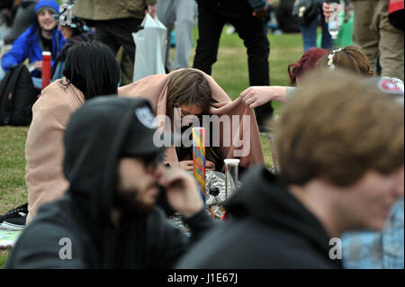 Ottawa, Canada. Apr 20, 2017. Canada, Ottawa, le 20 avril 2017, la fumée de la marijuana sur la Colline du Parlement à Ottawa pour célébrer la Journée internationale pour le cannabis sur la Colline du Parlement à Ottawa, Canada le 20 avril 2017. Crédit photo : KADRI Mohamed : imagespic/Alamy Live News Banque D'Images