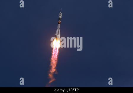 Cosmodrome de Baïkonour. Apr 20, 2017. Le vaisseau Soyouz MS-04 décolle de l'aire de lancement au cosmodrome de Baïkonour au Kazakhstan le 20 avril 2017. Le jeudi de la Russie a lancé avec succès son vaisseau Soyouz MS-04 transportant deux astronautes de la Station spatiale internationale (ISS), l'espace d'État russe Roscosmos Corporation a dit. Credit : Mikheev/Xinhua/Alamy Live News Banque D'Images