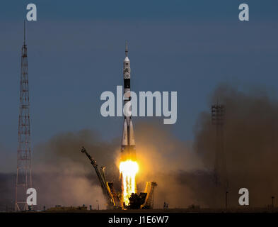 Cosmodrome de Baïkonour. Apr 20, 2017. Le vaisseau Soyouz MS-04 décolle de l'aire de lancement au cosmodrome de Baïkonour au Kazakhstan le 20 avril 2017. Le jeudi de la Russie a lancé avec succès son vaisseau Soyouz MS-04 transportant deux astronautes de la Station spatiale internationale (ISS), l'espace d'État russe Roscosmos Corporation a dit. Credit : Mikheev/Xinhua/Alamy Live News Banque D'Images