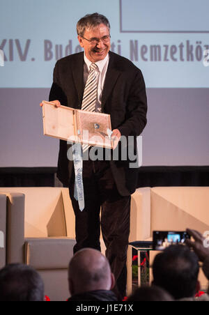 Budapest. Apr 20, 2017. Turkish gagnant de prix Nobel de littérature Orhan Pamuk présente le Grand Prix de Budapest, il a reçu le jour de l'ouverture du 24e Festival international du livre de Budapest à Budapest, Hongrie le 20 avril 2017. Le 24e Festival international du livre de Budapest a été inauguré le jeudi avec l'attribution du Grand Prix de Budapest à Turkish gagnant du Prix Nobel de littérature Orhan Pamuk. Credit : Sandor Bankuti/Xinhua/Alamy Live News Banque D'Images