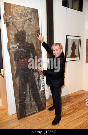 New York, NY, USA. Apr 20, 2017. Mark Kostabi, montre son graffiti'd Richard Hambleton porte (vers 1982) dans un loft de SoHo Hambleton pièce privée en l'honneur de son travail, et documentaire 'Shadowman' au Tribeca Film Festival. Dehors et environ pour la célébrité Candids - THU, New York, NY Le 20 avril 2017. Credit : Derek Storm/Everett Collection/Alamy Live News Banque D'Images