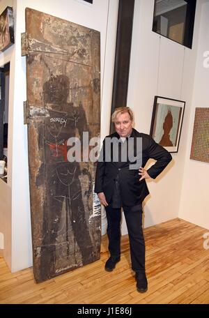 New York, NY, USA. Apr 20, 2017. Mark Kostabi, montre son graffiti'd Richard Hambleton porte (vers 1982) dans un loft de SoHo Hambleton pièce privée en l'honneur de son travail, et documentaire 'Shadowman' au Tribeca Film Festival. Dehors et environ pour la célébrité Candids - THU, New York, NY Le 20 avril 2017. Credit : Derek Storm/Everett Collection/Alamy Live News Banque D'Images