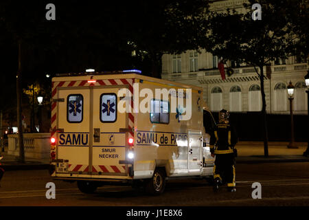 Paris, France. 20 avril 2017. Une ambulance est garée à l'Arc de Triomphe. L'avenue des Champs-Elysées à Paris a été arrêté par la police après une attaque terroriste qui a coûté la vie d'un agent de police. Photo : Cronos/Michael Debets Banque D'Images