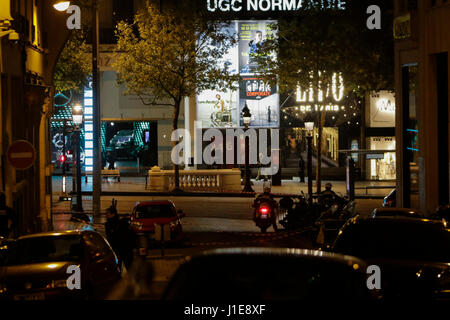 Paris, France. 20 avril 2017. Une rue latérale aux Champs-élysées est ceinturée de. L'avenue des Champs-Elysées à Paris a été arrêté par la police après une attaque terroriste qui a coûté la vie d'un agent de police. Photo : Cronos/Michael Debets Banque D'Images