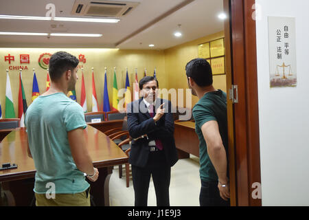 (170421) -- SHANGHAI, le 21 avril 2017 (Xinhua) -- Ummar Syed Ali Boukhari (C) parle avec un homme d'affaires jordanien qui est en conflit commercial dans la ville de Yiwu, Province de Zhejiang en Chine orientale, le 18 avril 2017. Célèbre comme le 'WORLD' de supermarché, Yiwu reçoit plus de 400 000 visiteurs d'outre-mer chaque année. Quelque 15 000 personnes dans plus de 100 pays et régions vivent ici. En vue de résoudre des différends commerciaux étrangers, Yiwu a fondé un comité de médiation en 2013 pour aider à résoudre les litiges impliquant des étrangers. Jusqu'à maintenant, 22 médiateurs de 20 pays ont rejoint la commission de médiation, Bukhari du Pakistan inclus. Bukhari regi Banque D'Images