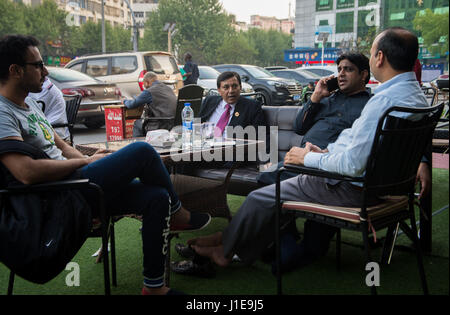 (170421) -- SHANGHAI, le 21 avril 2017 (Xinhua) -- Ummar Syed Ali Boukhari (3e R) entretiens avec ses amis dans la ville de Yiwu, Province de Zhejiang, Chine orientale, le 18 avril 2017. Célèbre comme le 'WORLD' de supermarché, Yiwu reçoit plus de 400 000 visiteurs d'outre-mer chaque année. Quelque 15 000 personnes dans plus de 100 pays et régions vivent ici. En vue de résoudre des différends commerciaux étrangers, Yiwu a fondé un comité de médiation en 2013 pour aider à résoudre les litiges impliquant des étrangers. Jusqu'à maintenant, 22 médiateurs de 20 pays ont rejoint la commission de médiation, Bukhari du Pakistan inclus. Bukhari a enregistré son foreign trade company Banque D'Images