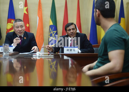 (170421) -- SHANGHAI, le 21 avril 2017 (Xinhua) -- Ummar Syed Ali Boukhari (C) parle avec un homme d'affaires jordanien qui est en conflit commercial dans la ville de Yiwu, Province de Zhejiang en Chine orientale, le 18 avril 2017. Célèbre comme le 'WORLD' de supermarché, Yiwu reçoit plus de 400 000 visiteurs d'outre-mer chaque année. Quelque 15 000 personnes dans plus de 100 pays et régions vivent ici. En vue de résoudre des différends commerciaux étrangers, Yiwu a fondé un comité de médiation en 2013 pour aider à résoudre les litiges impliquant des étrangers. Jusqu'à maintenant, 22 médiateurs de 20 pays ont rejoint la commission de médiation, Bukhari du Pakistan inclus. Bukhari regi Banque D'Images