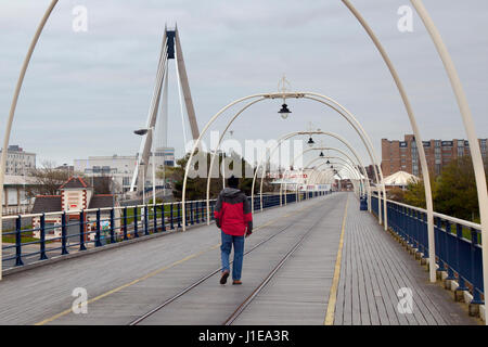 Southport, Lancashire, Royaume-Uni. Météo britannique. 21 avril, 2017. Jour gris terne, avec averses prévues comme tôt le matin, les marcheurs, les joggeurs et les cyclistes prennent de l'exercice dans la station. /AlamyLiveNews MediaWorldImages crédit ; Banque D'Images