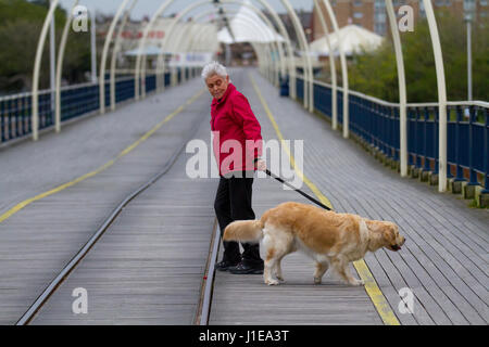 Southport, Lancashire, Royaume-Uni. Météo britannique. 21 avril, 2017. Jour gris terne, avec averses prévues comme tôt le matin, les marcheurs, les joggeurs et les cyclistes prennent de l'exercice dans la station. /AlamyLiveNews MediaWorldImages crédit ; Banque D'Images