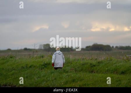 Southport, Lancashire, Royaume-Uni. Météo britannique. 21 avril, 2017. Jour gris terne, avec averses prévues comme tôt le matin, les marcheurs, les joggeurs et les cyclistes prennent de l'exercice dans la station. /AlamyLiveNews MediaWorldImages crédit ; Banque D'Images