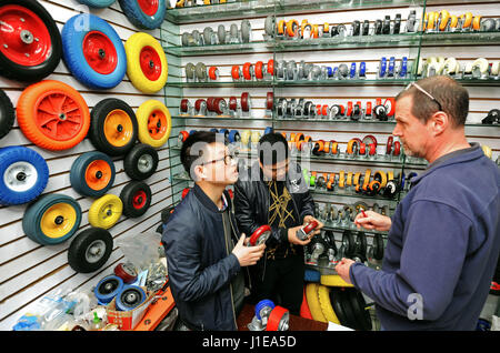 (170421) -- HANGZHOU, 21 avril 2017 (Xinhua) -- Les fournisseurs de pièces d'automobile à présenter un homme d'affaires américain dans un marché à Yiwu, l'est de la Chine dans la province du Zhejiang, le 13 avril 2017. Conformément à Hangzhou, Zhejiang douanes valeur du commerce extérieur s'est élevé à 559,15 milliards de yuans (81,24 milliards de dollars US) au premier trimestre de 2017, en hausse de 23,1 pour cent d'année en année. Les exportations et les importations ont augmenté de 15,8 pour cent et 49,7 pour cent sur un an respectivement. (Xinhua/Tan Jin)(wyo) Banque D'Images