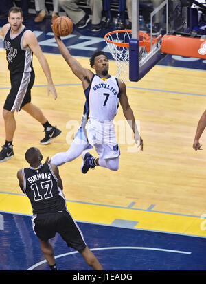 Memphis, TN, USA. Apr 20, 2017. Memphis Grizzlies guard Wayne Selden Jr. fait un slam-dunk au cours du quatrième trimestre d'un match de NBA au FedEx Forum de Memphis, TN. Memphis a remporté 105-94. Credit : csm/Alamy Live News Banque D'Images